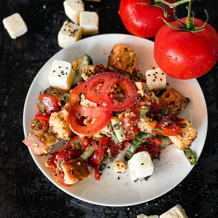 Salade de tomates au concombre et mozzarella